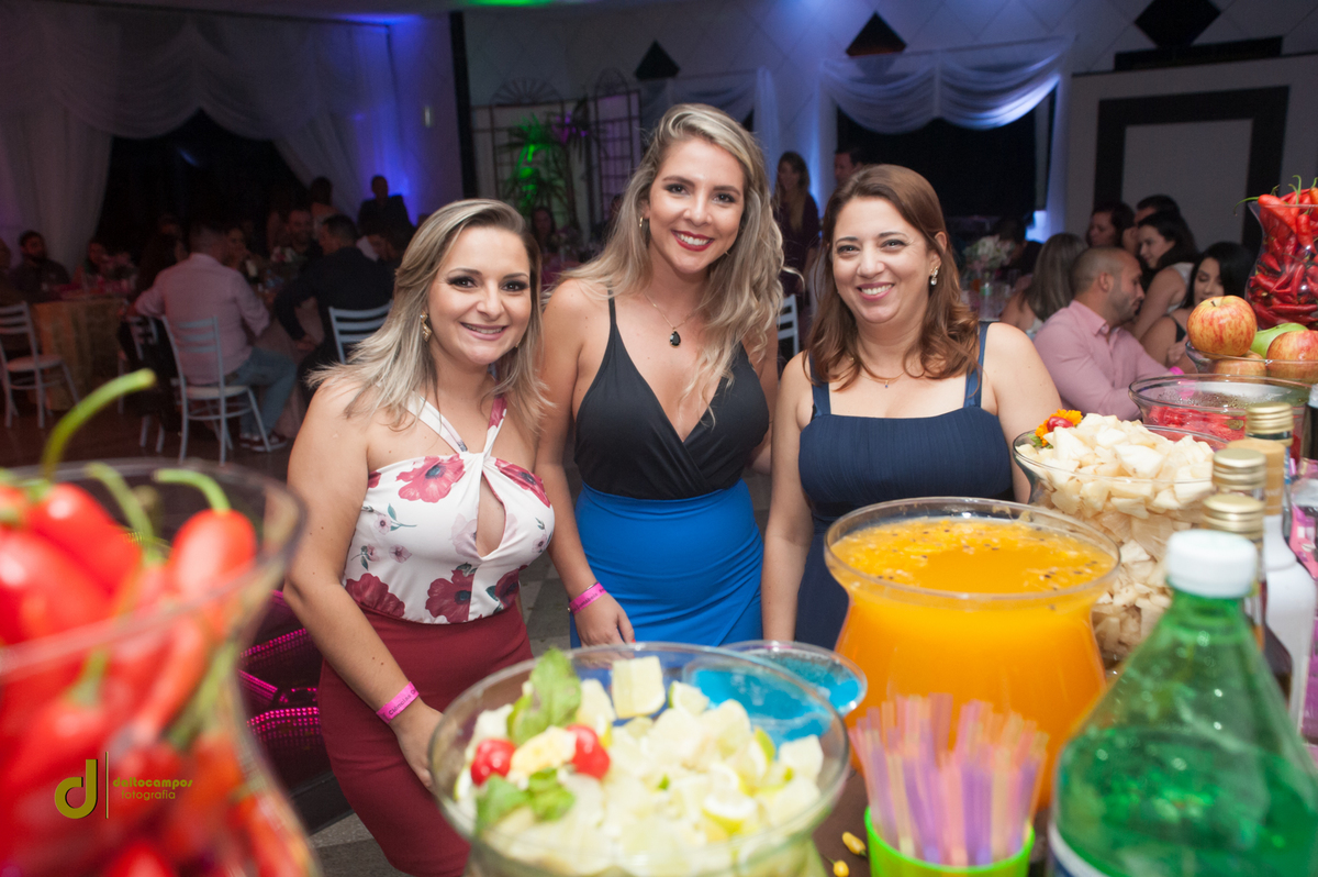 Convidados felizes degustando das caipirinhas da CAIPADENTRO