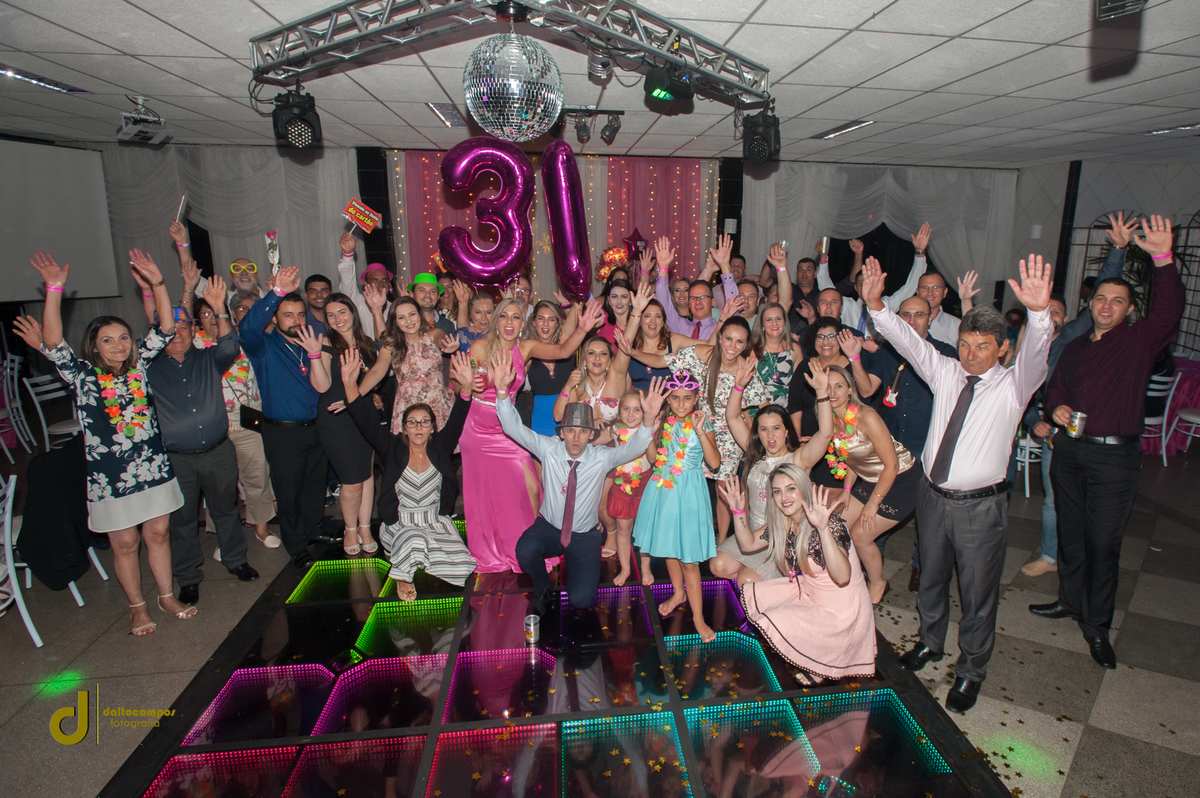 No final da festa a formanda Milena testou os convidados para ver se ainda tinham fôlego para uma foto coletiva e não é que tinha mesmo