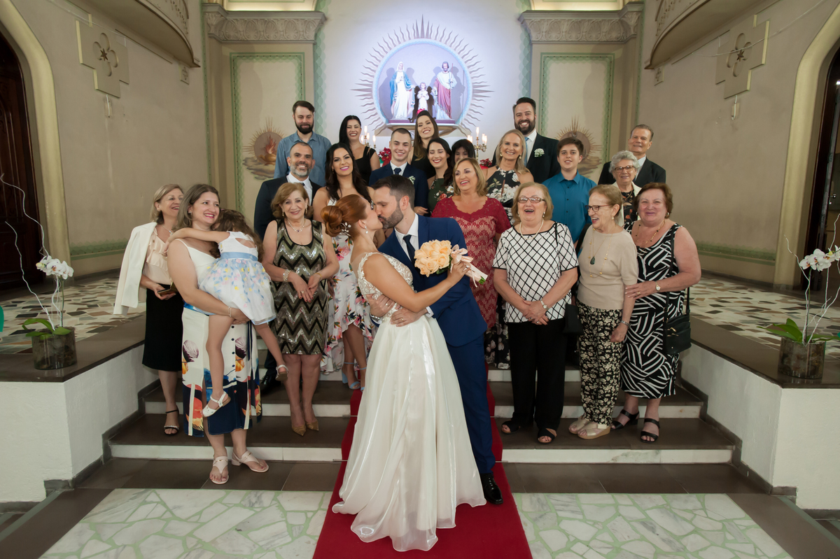 Fotógrafo pega uma linda cena do beijo de casamento na Igreja Sagrada 
Família em Porto Alegre