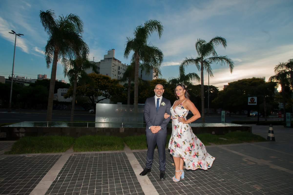 Padrinhos dos noivos em frente o Hotel do casamento de Wagner e Aline, em Porto Alegre