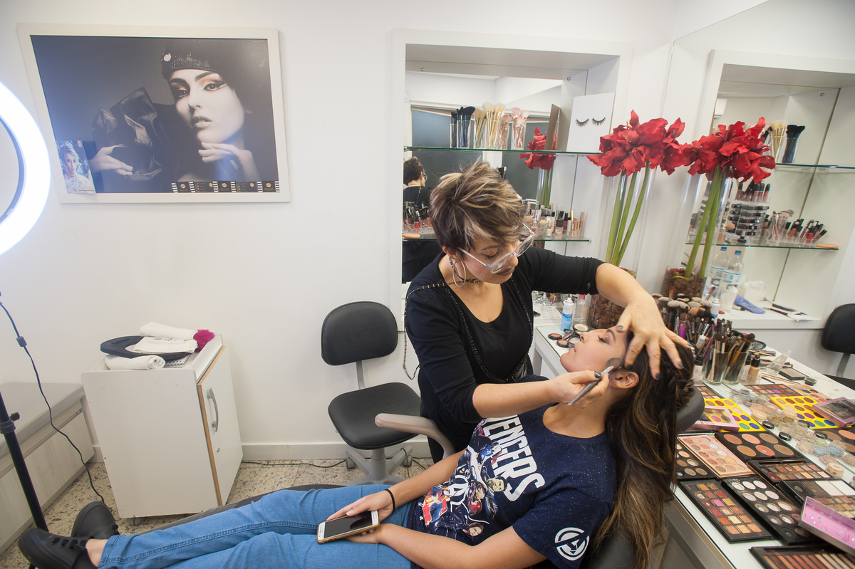O segredode uma bela maquiagem está em uma pele bem hidratada, diz a maquiadora