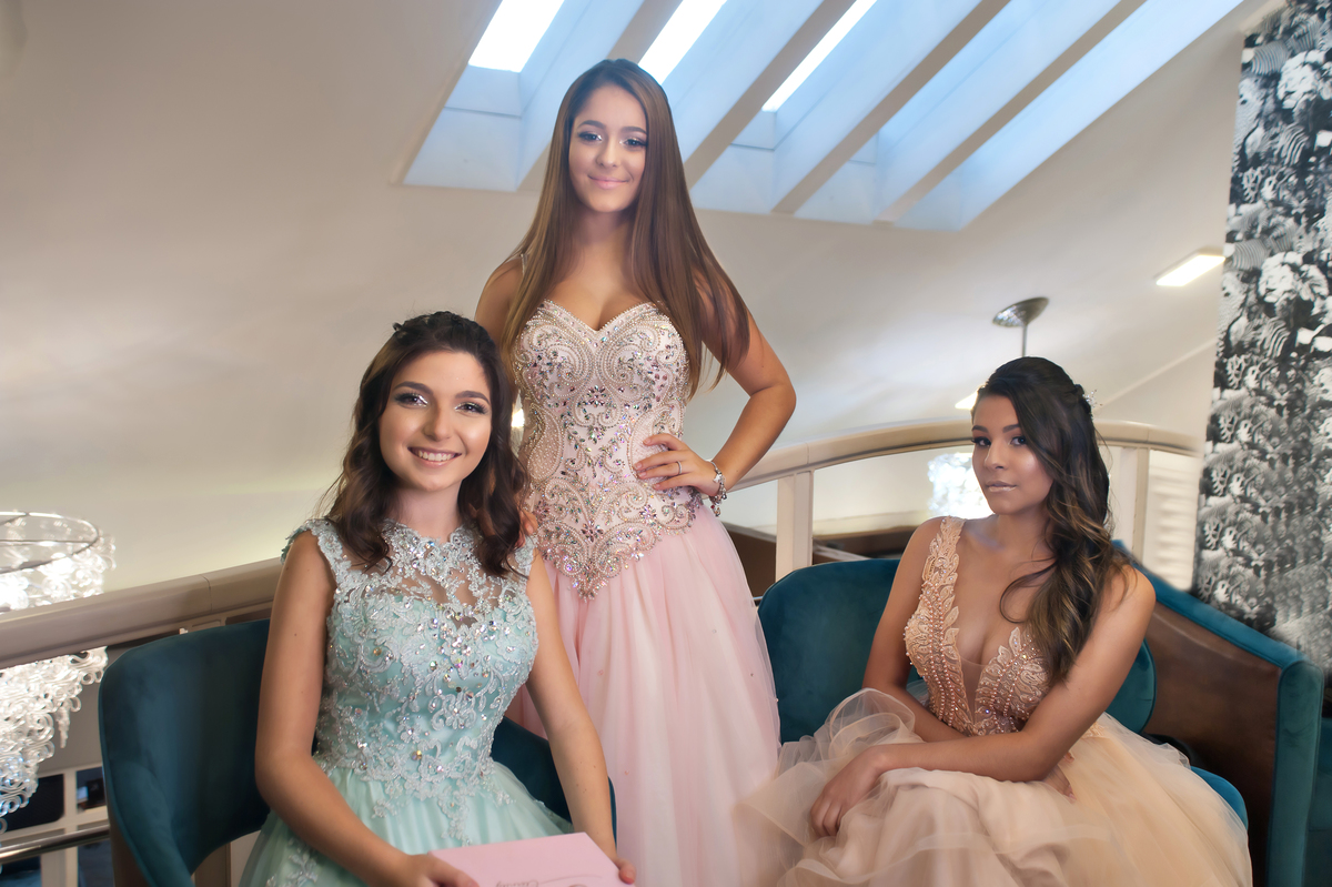 O espaço do Mirage Três Figueira proporcionou essa linda foto das debutentes sentadas no sofá