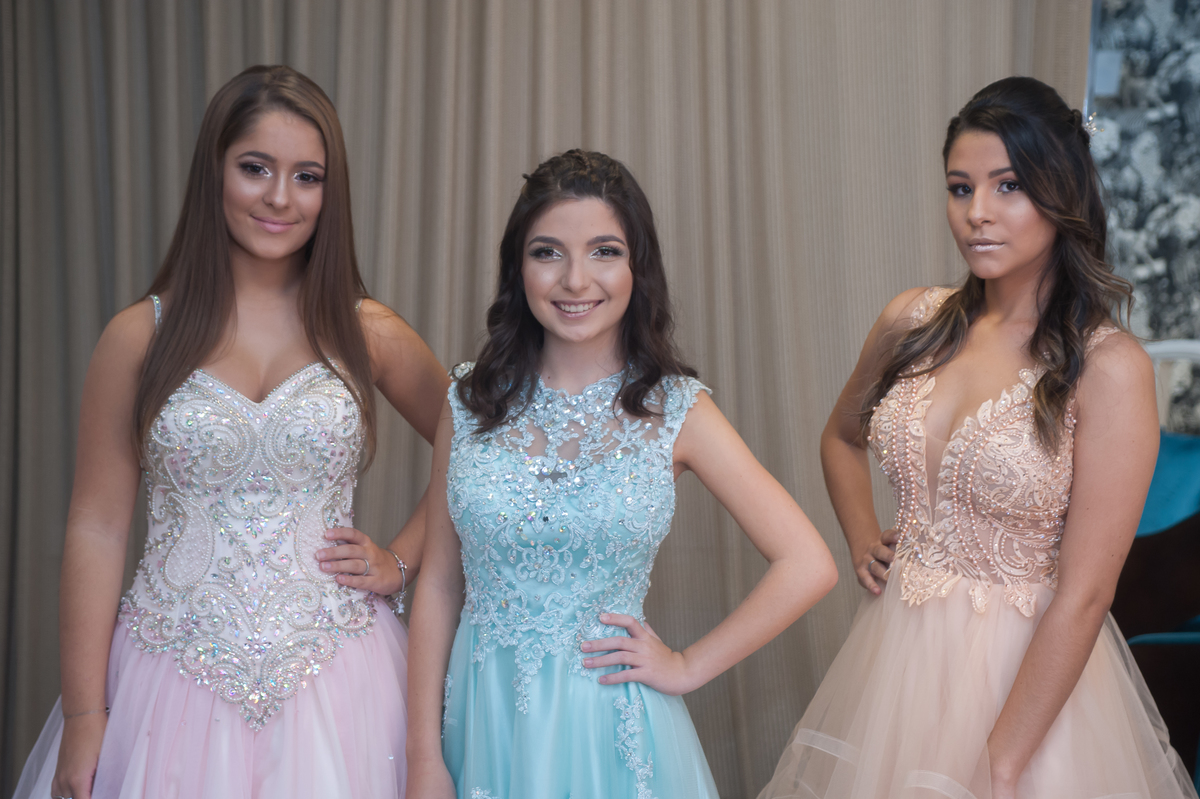 As debutantes estavam a vontade, poses, sorrisos e apaixonadas com os vestidos...