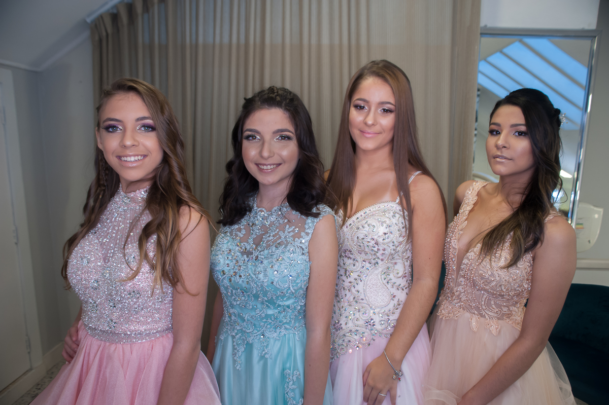 Debutantes prontas para serem fotografadas, casa uma mais linda que a outra.