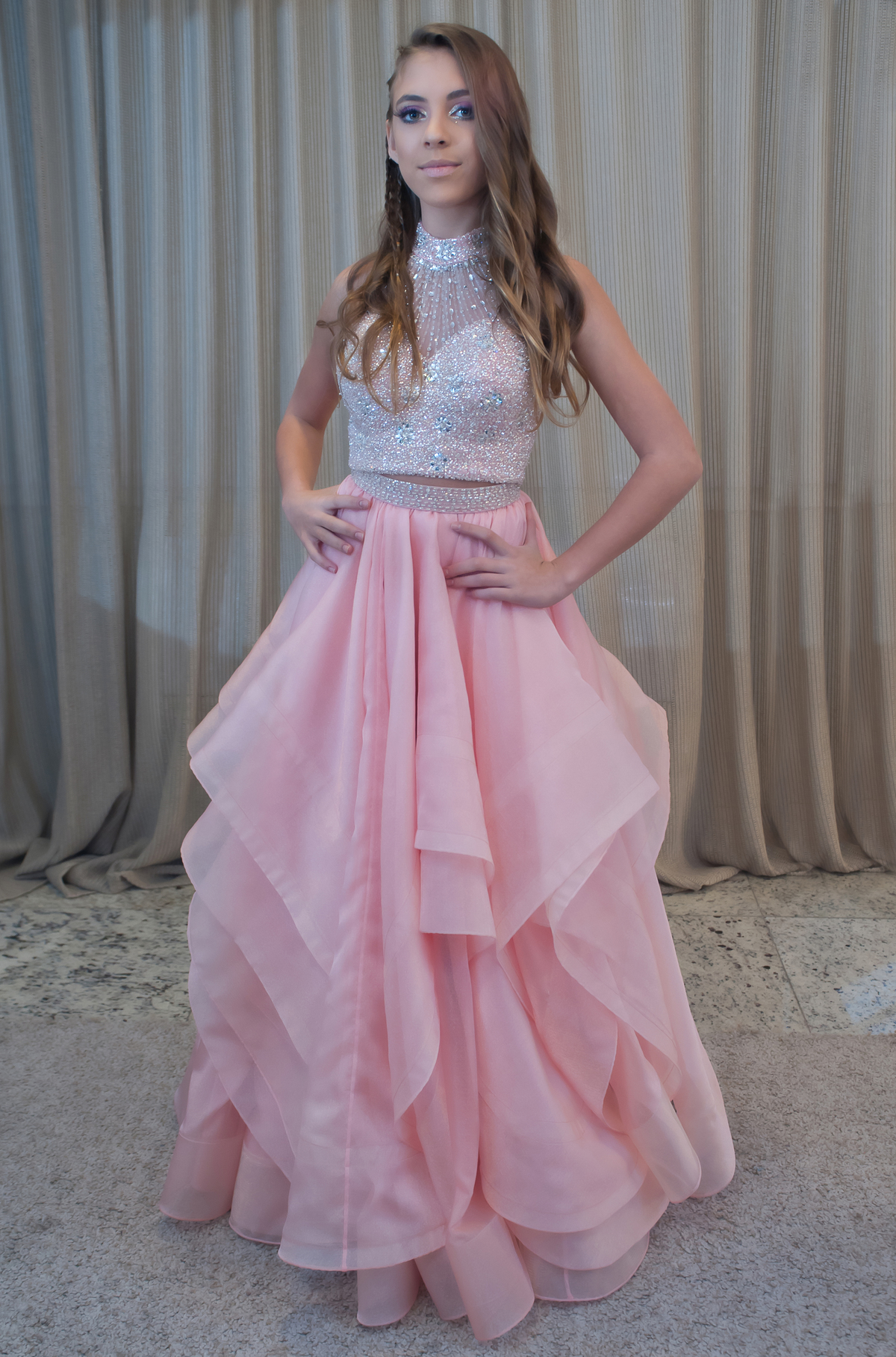 Em duas peças esse modelo de vestido ficou uma graça na debutante