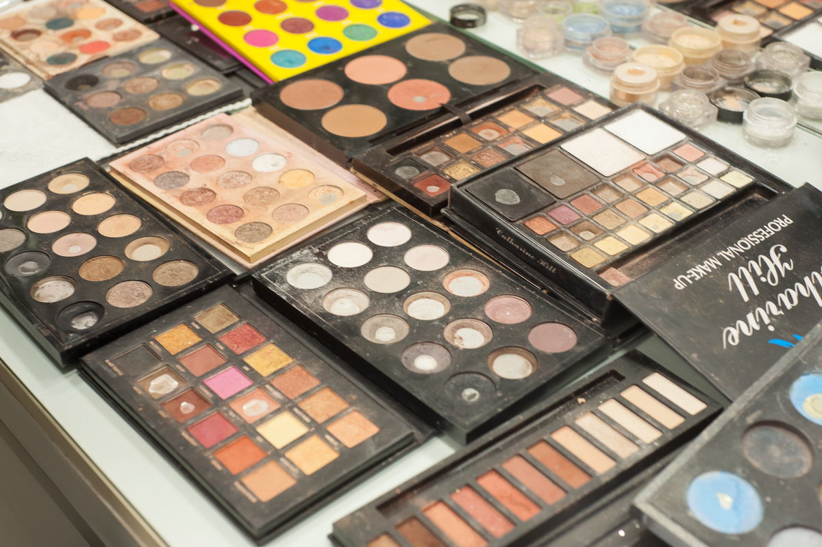 Tudo pronto para maquiar as debutantes