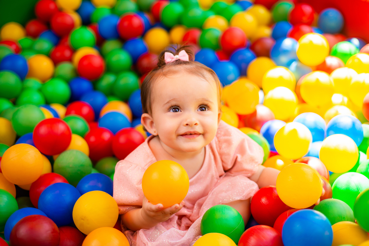 Aniversário infantil tema galinha pintadinha, decoração, fotografia infantil, piscina de bolinhas, Tai Barsanulfo em São Roque - SP