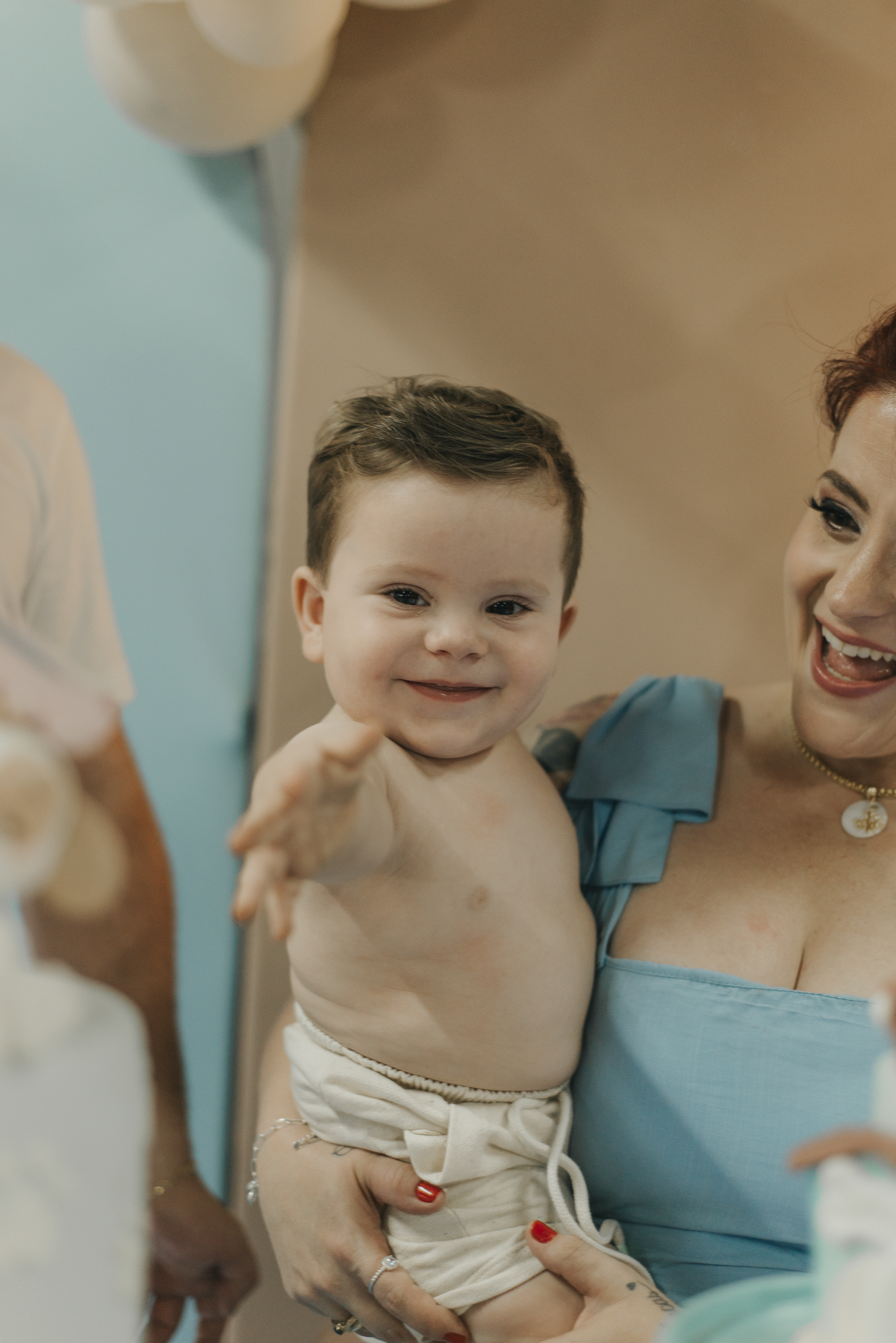 Aniversário infantil, bebê no colo da mãe  em São Roque -SP