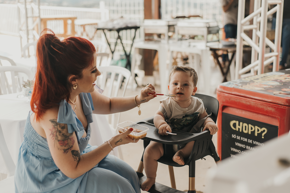 aniversário infantil, 1 ano, bebê comendo no cadeirão em São Roque - SP