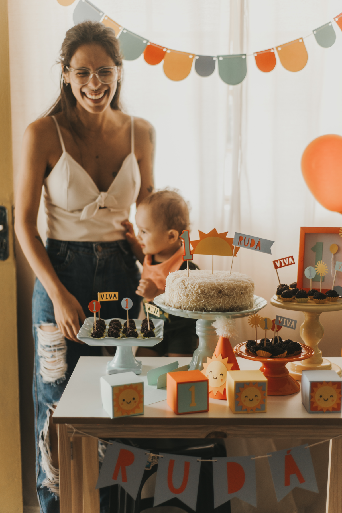 cobertura aniversario 1 ano, bolo de coco, decoração sol, fotografia São Roque - SP