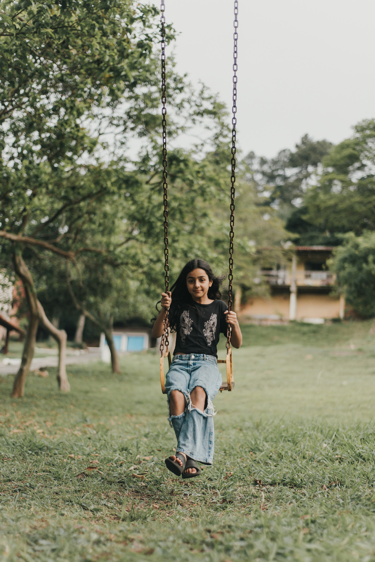  Ensaio infantil fotográfico, menina brincando no balanço, parquinho em São Roque - SP
