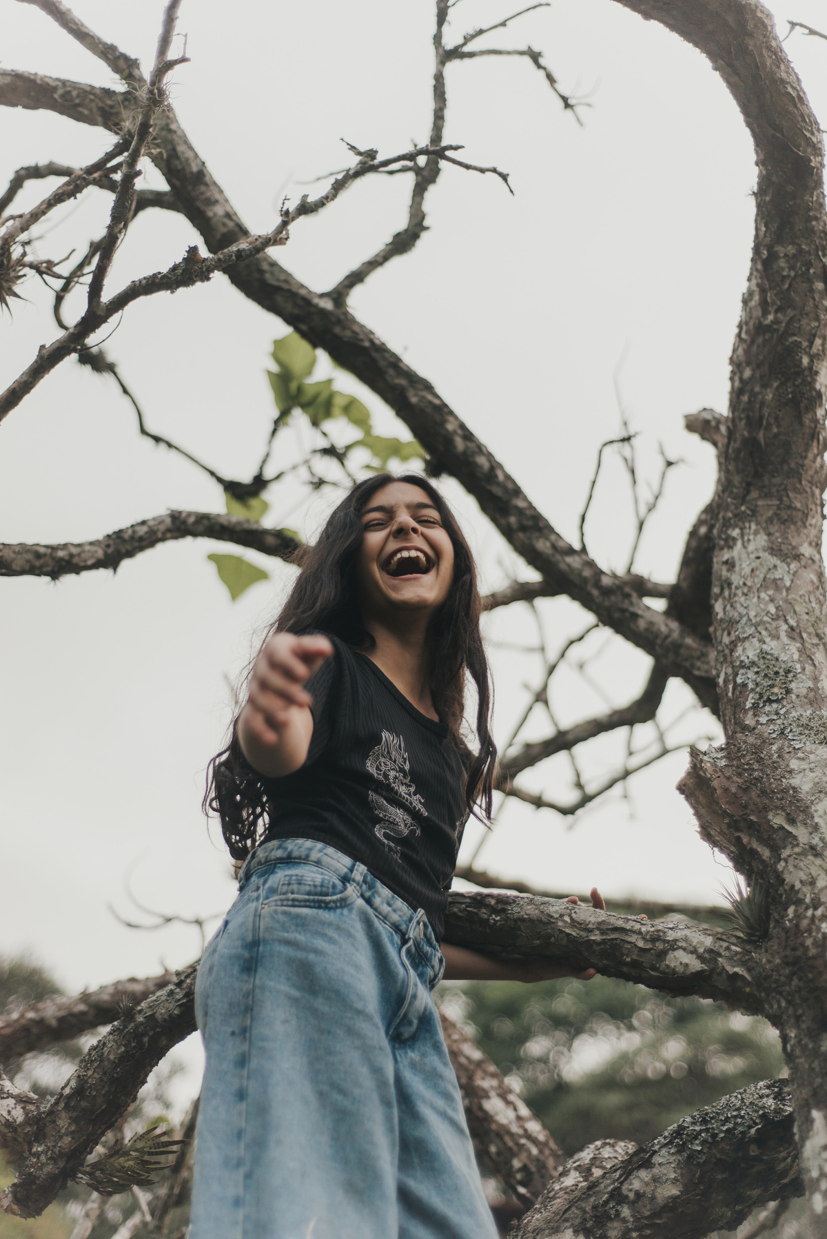 Ensaio infantil fotográfico, menina brincando, subindo na árvore em São Roque - SP