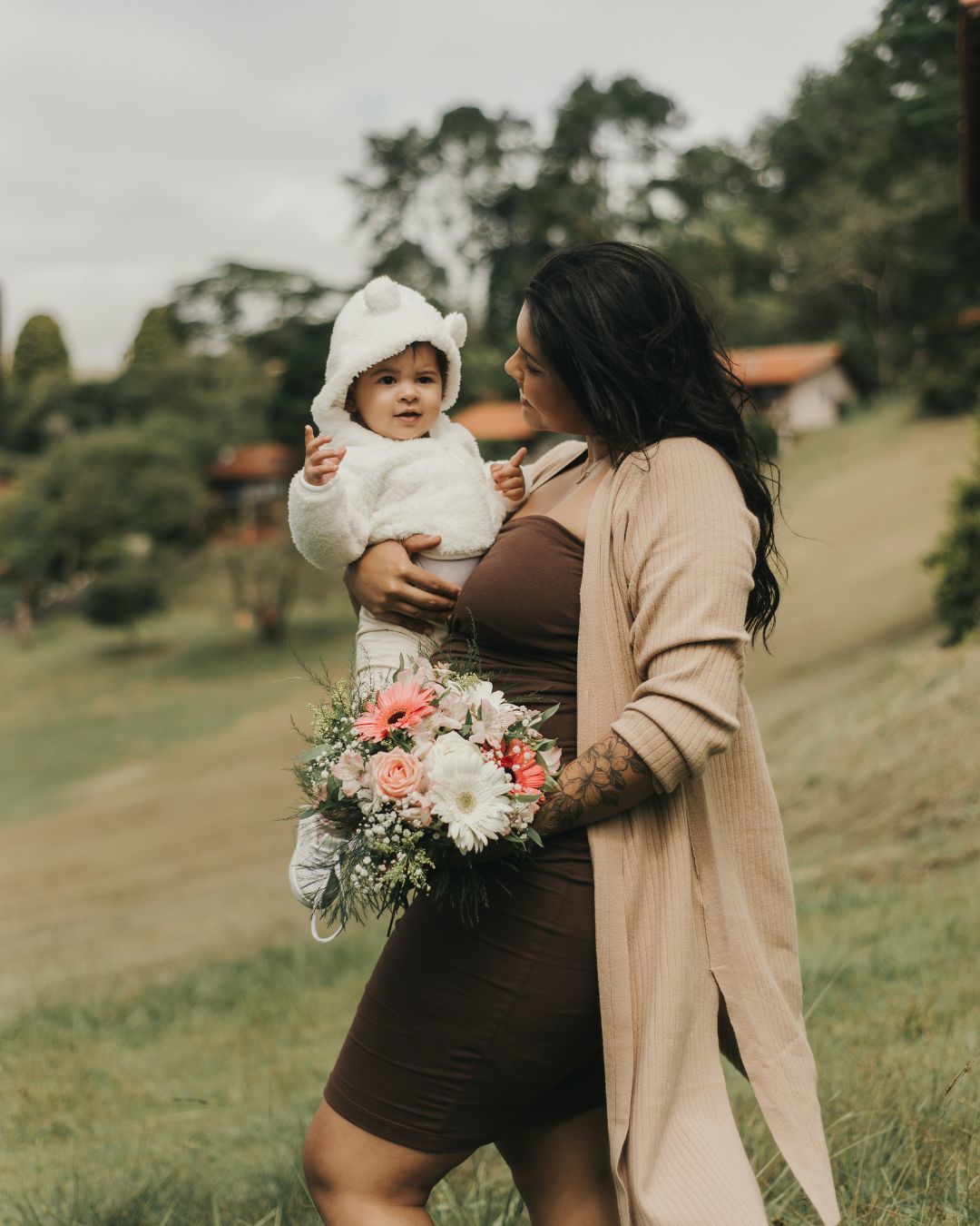 Chá revelação com família reunida, buquê azul revelando sexo do bebê, São Roque
