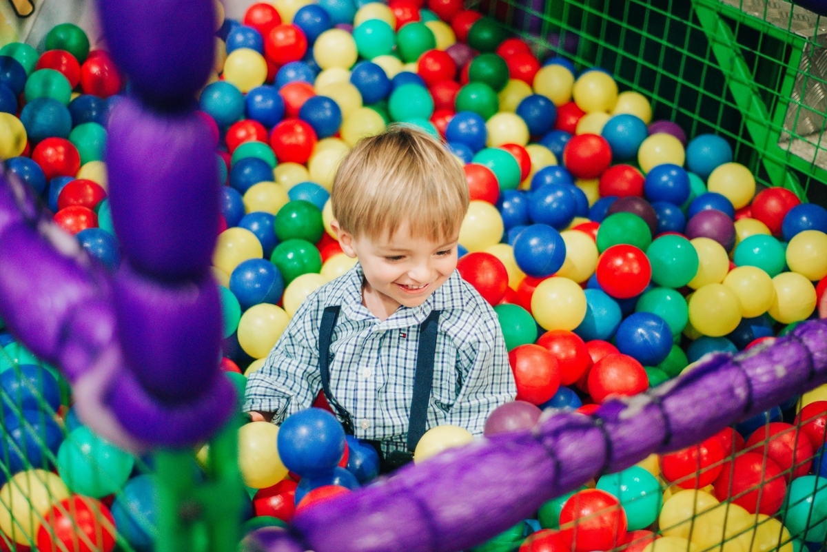 fotografia infantil, aniversario, piscina de bolinhas, buffet, festa em São Roque - SP