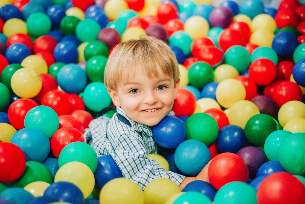 fotografia infantil, aniversario, piscina de bolinhas, buffet, festa em São Roque - SP