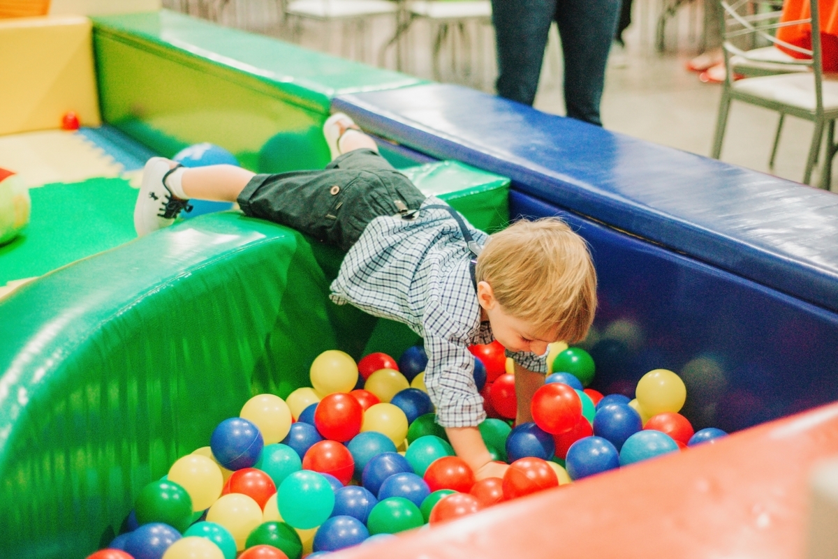 fotografia infantil, aniversario, escorregador colorido, buffet, festa em São Roque - SP