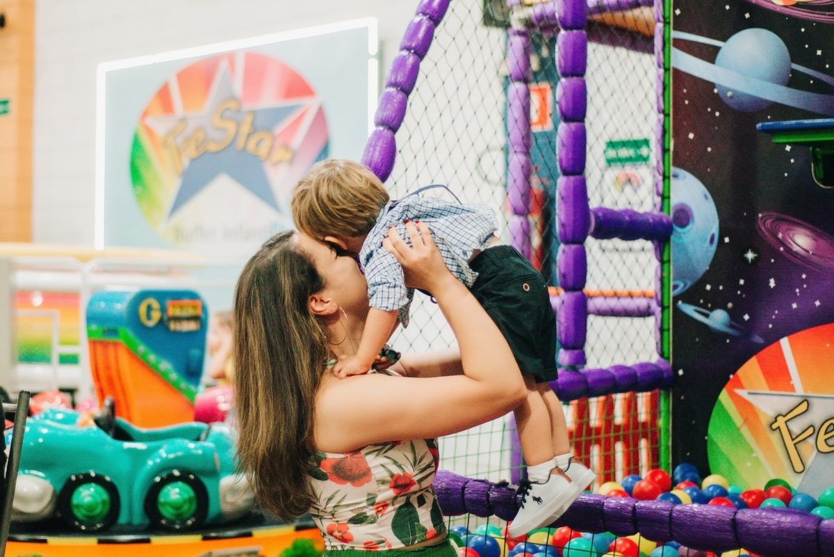 fotografia infantil, aniversario, piscina de bolinhas, buffet, festa em São Roque - SP