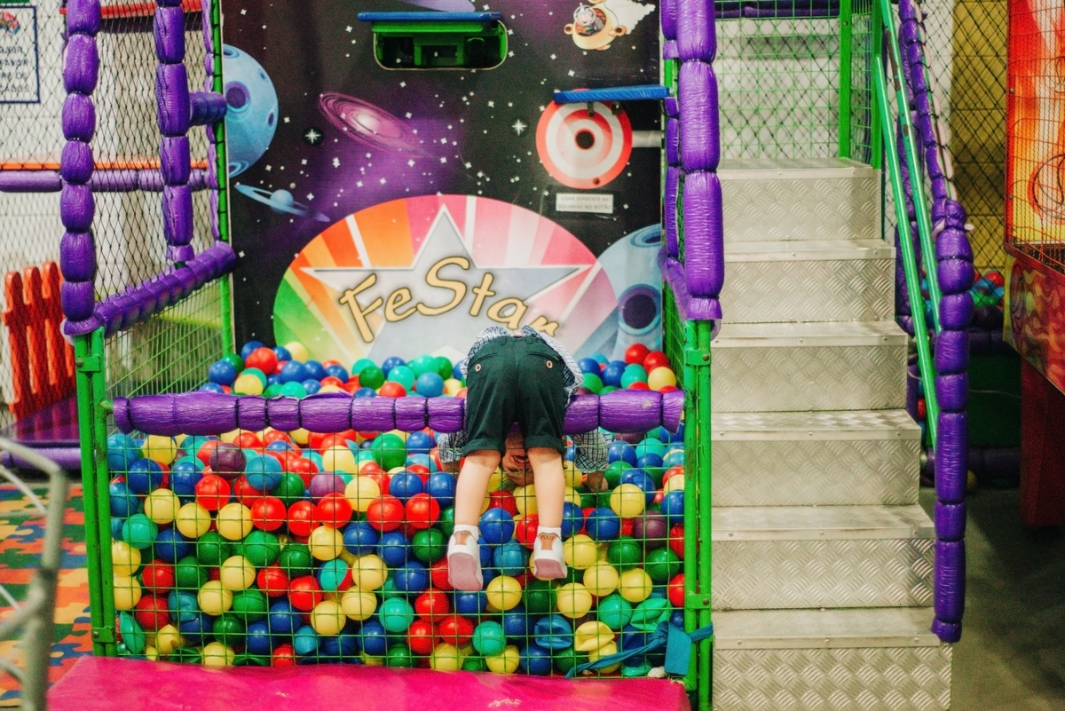fotografia infantil, aniversario, piscina de bolinhas, buffet, festa em São Roque - SP