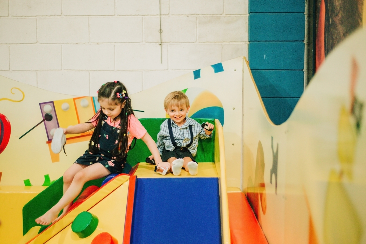 fotografia infantil, aniversario, escorregador colorido, buffet, festa em São Roque - SP