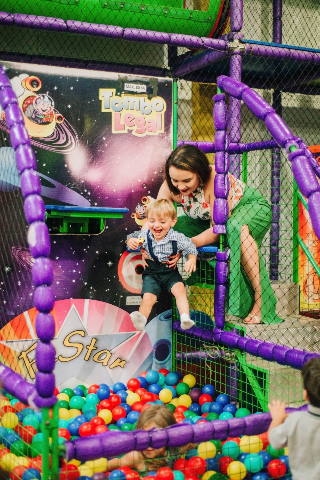 fotografia infantil, aniversario, escorregador colorido, buffet, festa em São Roque - SP