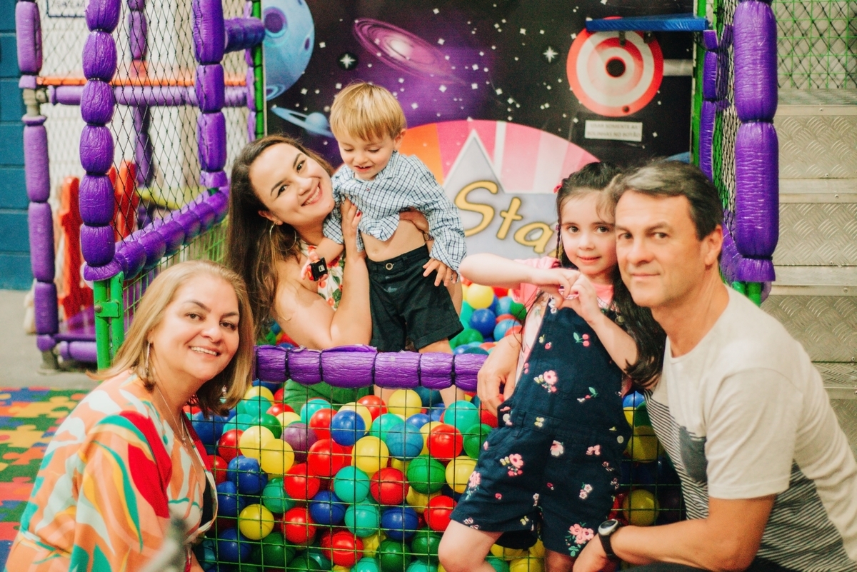 fotografia infantil, aniversario, piscina de bolinhas, buffet, festa em São Roque - SP