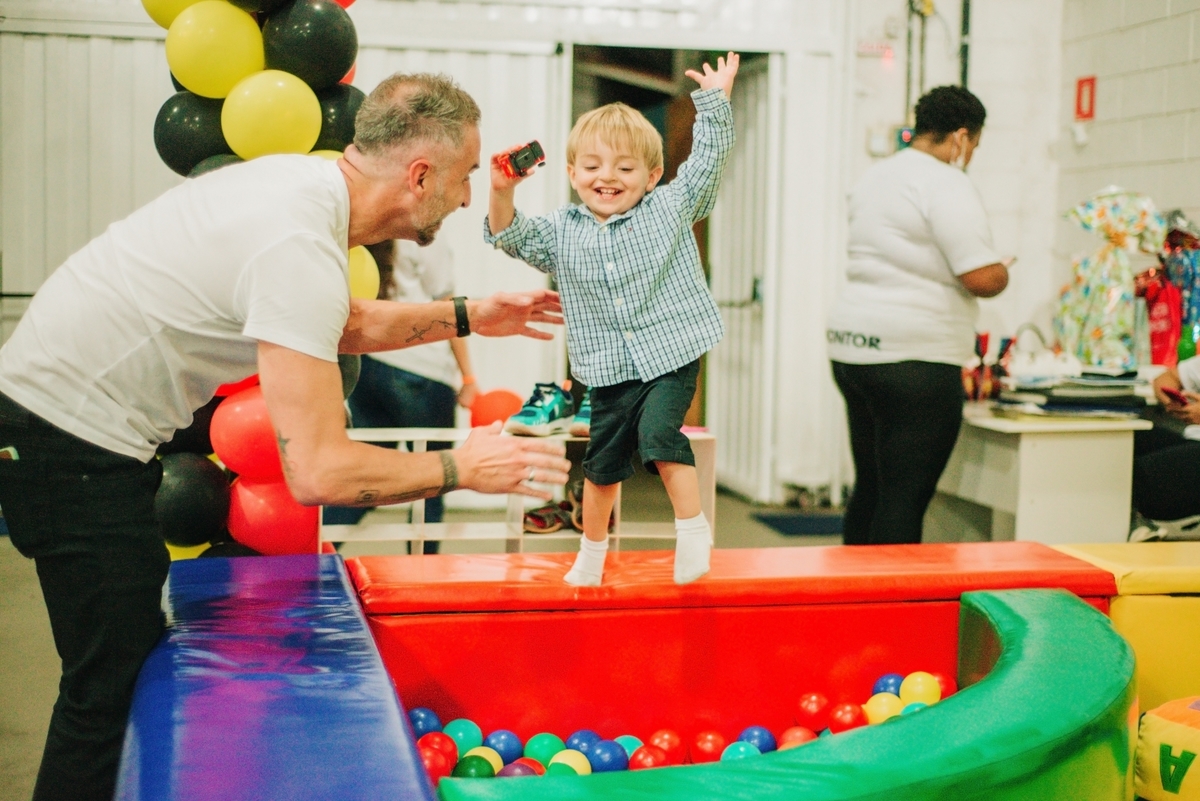 fotografia infantil, aniversario, escorregador colorido, buffet, festa em São Roque - SP