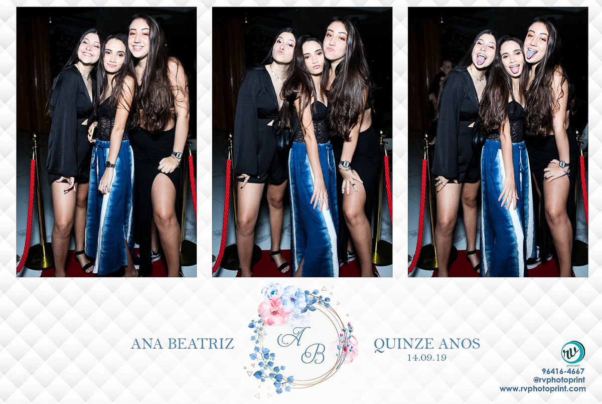 amigas posando em frente ao espelho