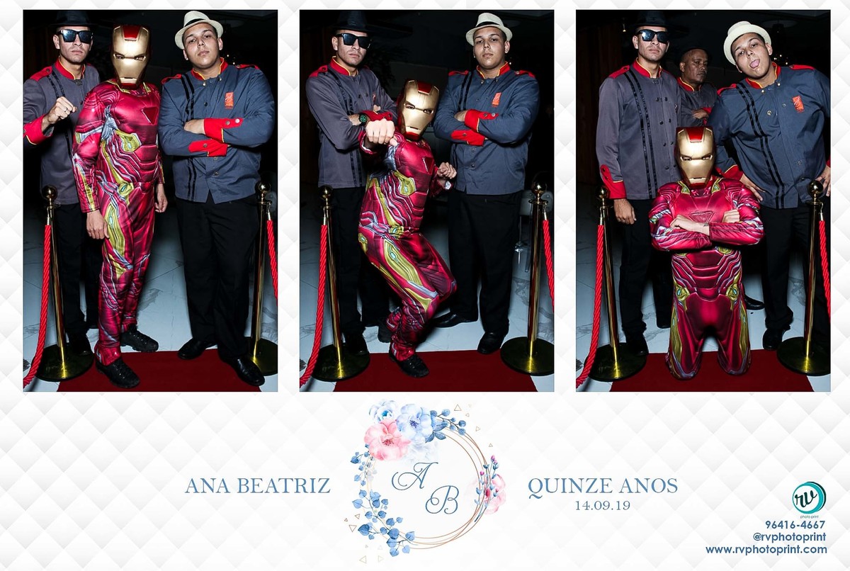 garçons e homem de ferro posando em frente ao espelho mágico de fotos