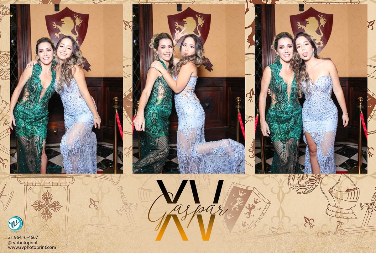 mãe e irmã da debutante tirando fotos