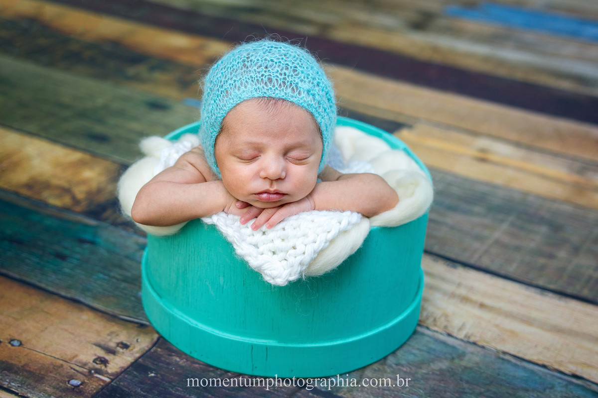foto ensaio newborn tirada por momentum photographia no estudio petropolis rj menino