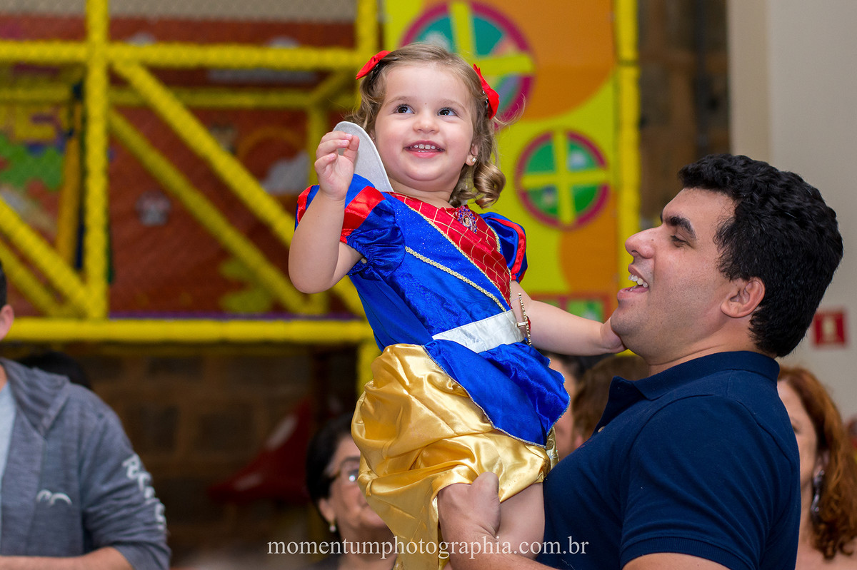 foto tirada por momentum photographia aniversario infantil em petropolis rj tema branca de neve