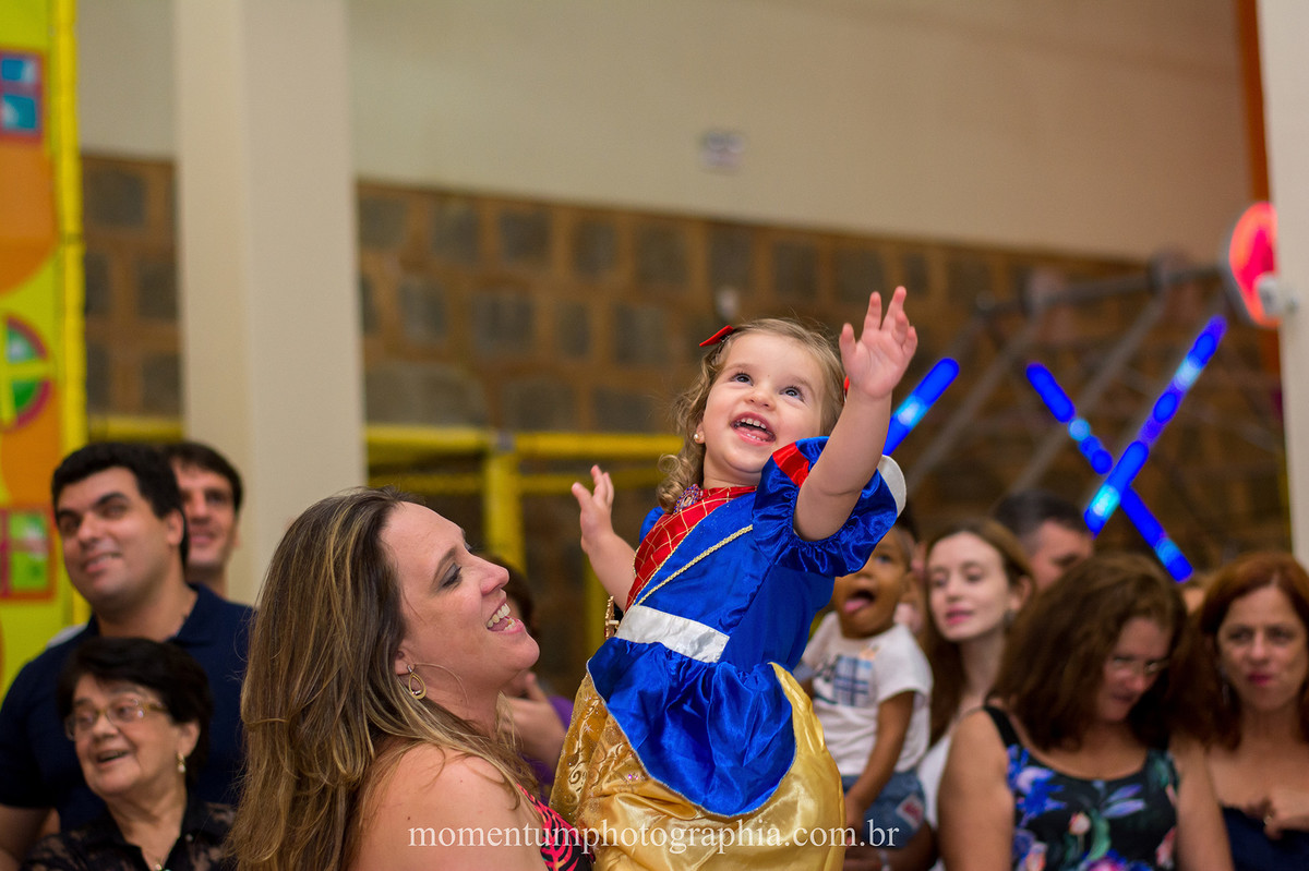 foto tirada por momentum photographia aniversario infantil em petropolis rj tema branca de neve