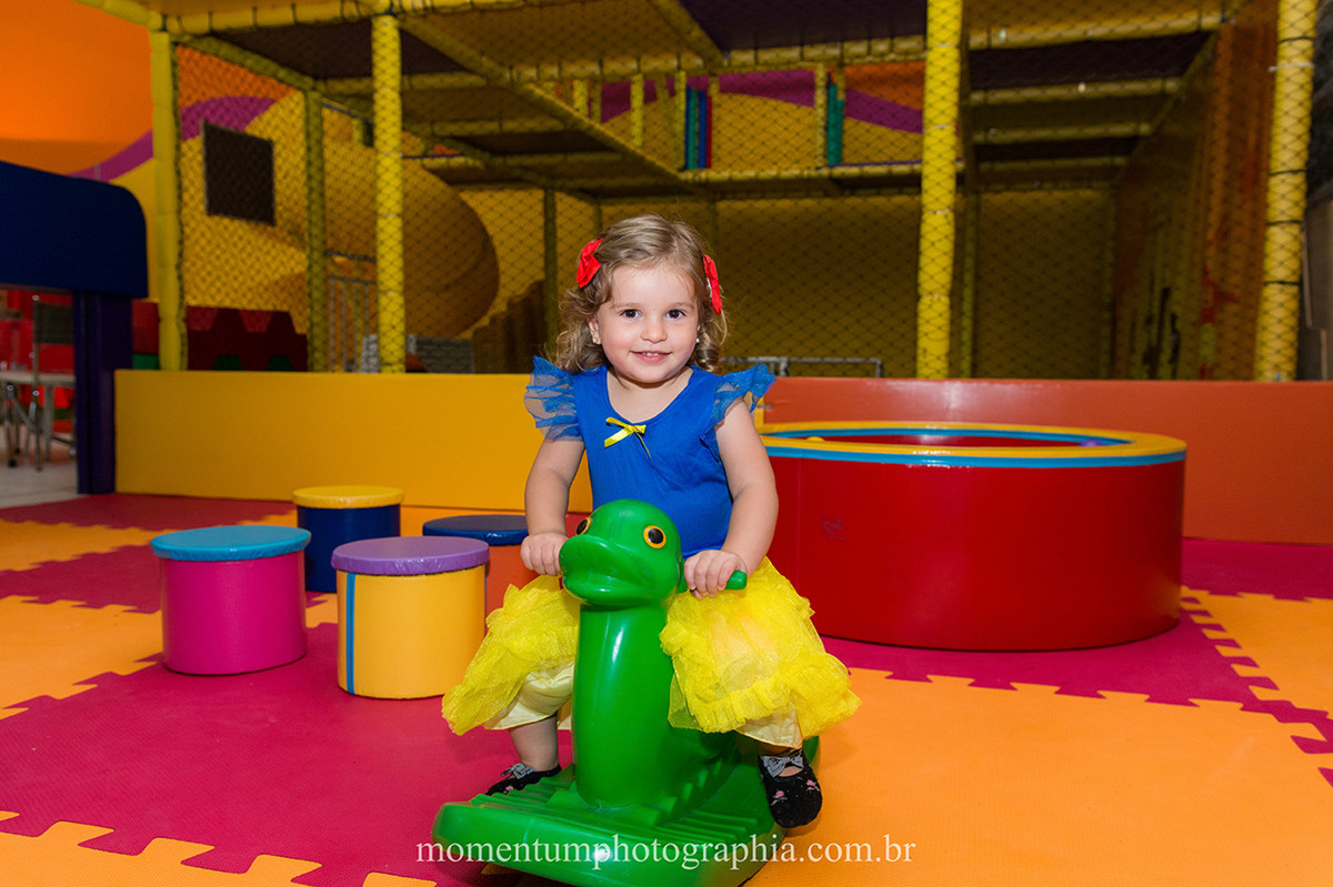 foto tirada por momentum photographia aniversario infantil em petropolis rj tema branca de neve