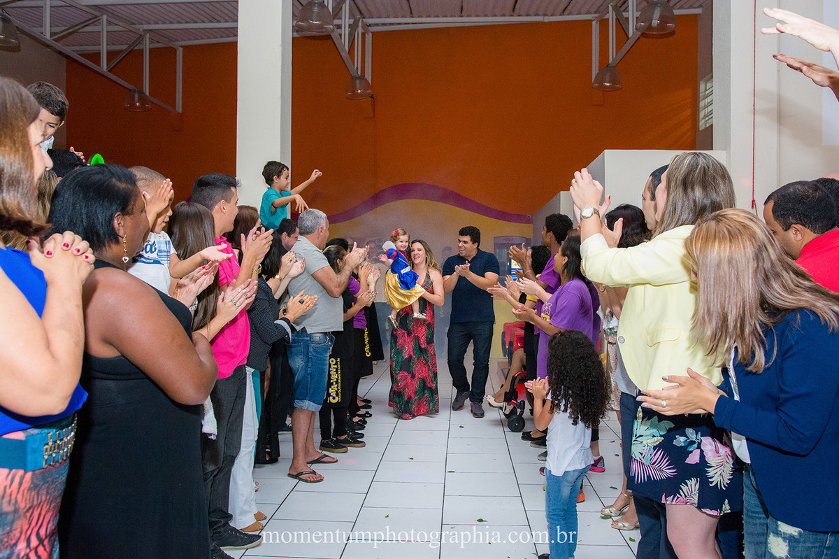 foto tirada por momentum photographia aniversario infantil em petropolis rj tema branca de neve