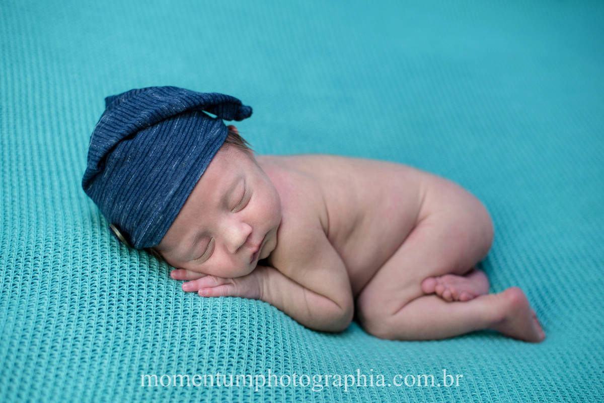 foto tirada por momentum photographia ensaio newborn em petropolis rj estudio sessao menino recem nascido