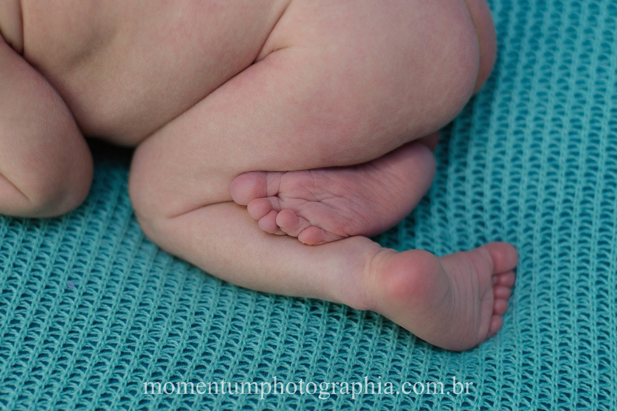 foto tirada por momentum photographia ensaio newborn em petropolis rj estudio sessao menino recem nascido
