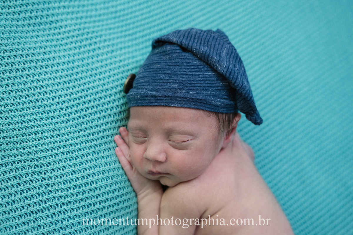 foto tirada por momentum photographia ensaio newborn em petropolis rj estudio sessao menino recem nascido
