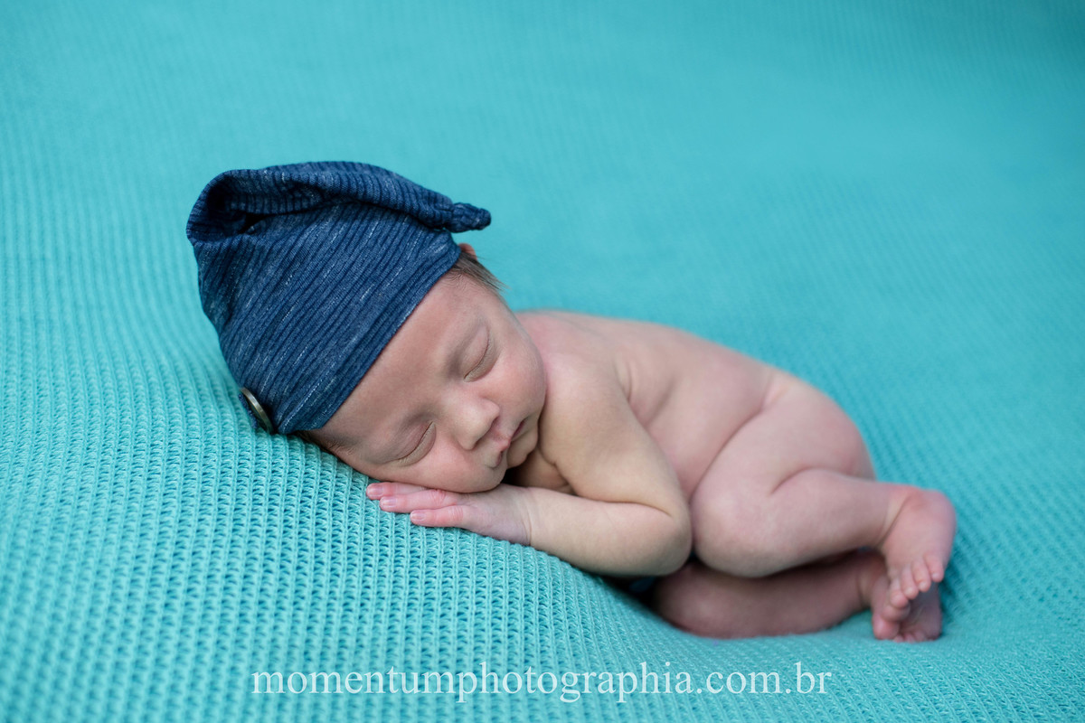 foto tirada por momentum photographia ensaio newborn em petropolis rj estudio sessao menino recem nascido