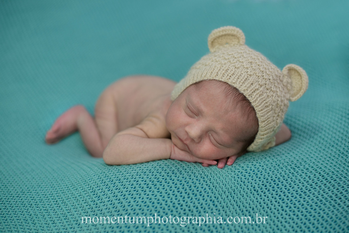 foto tirada por momentum photographia ensaio newborn em petropolis rj estudio sessao menino recem nascido