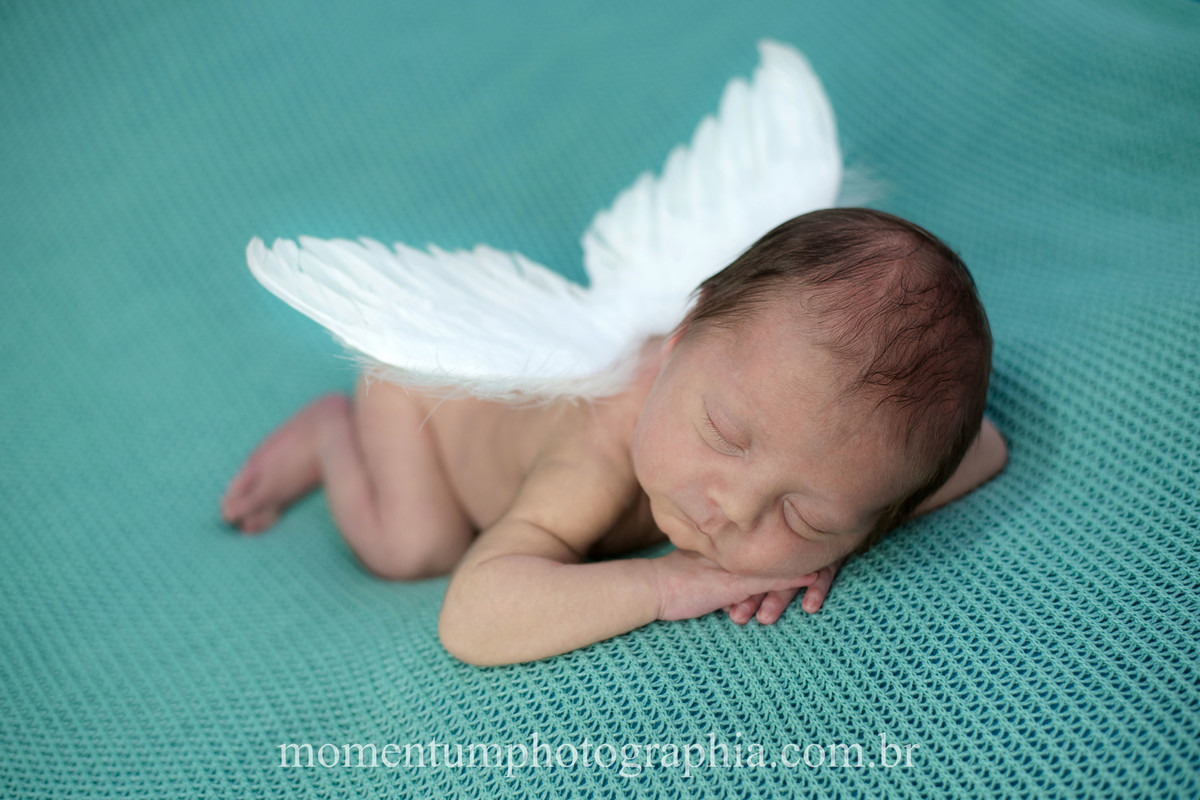 foto tirada por momentum photographia ensaio newborn em petropolis rj estudio sessao menino recem nascido
