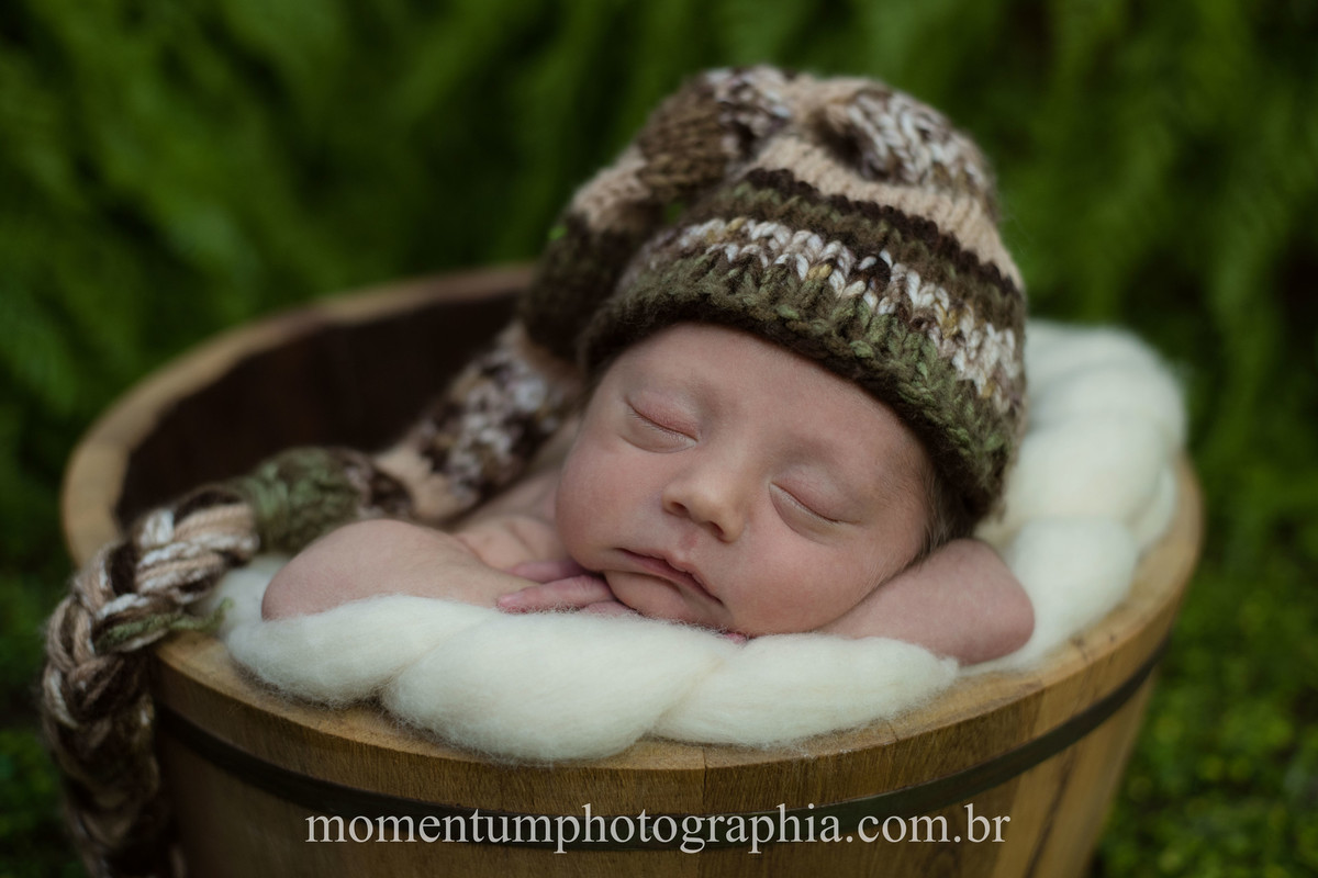 foto tirada por momentum photographia ensaio newborn em petropolis rj estudio sessao menino recem nascido