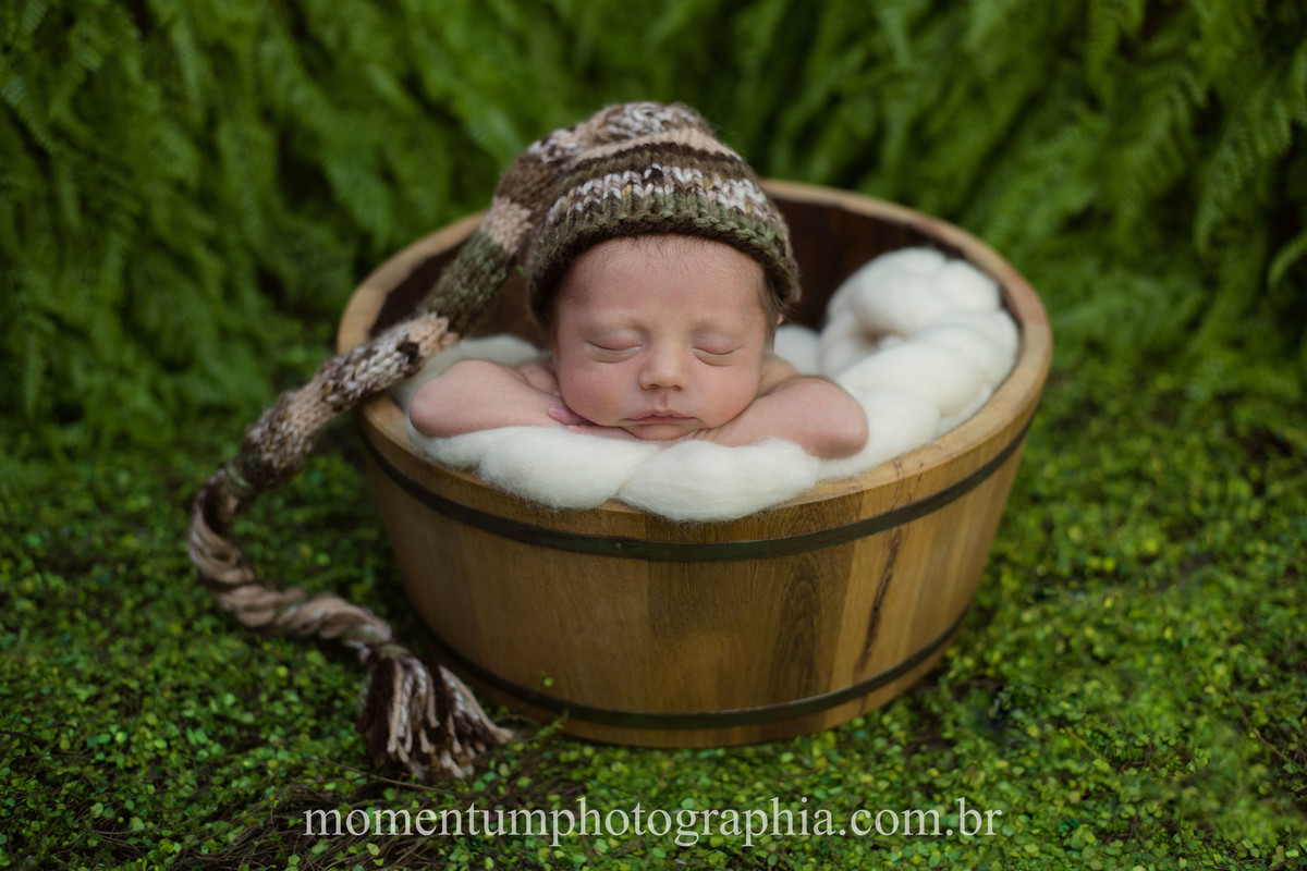 foto tirada por momentum photographia ensaio newborn em petropolis rj estudio sessao menino recem nascido