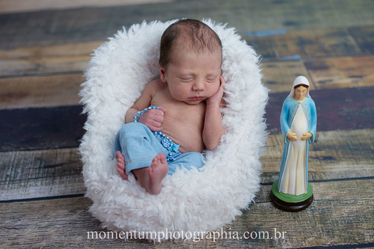 foto tirada por momentum photographia ensaio newborn em petropolis rj estudio sessao menino recem nascido