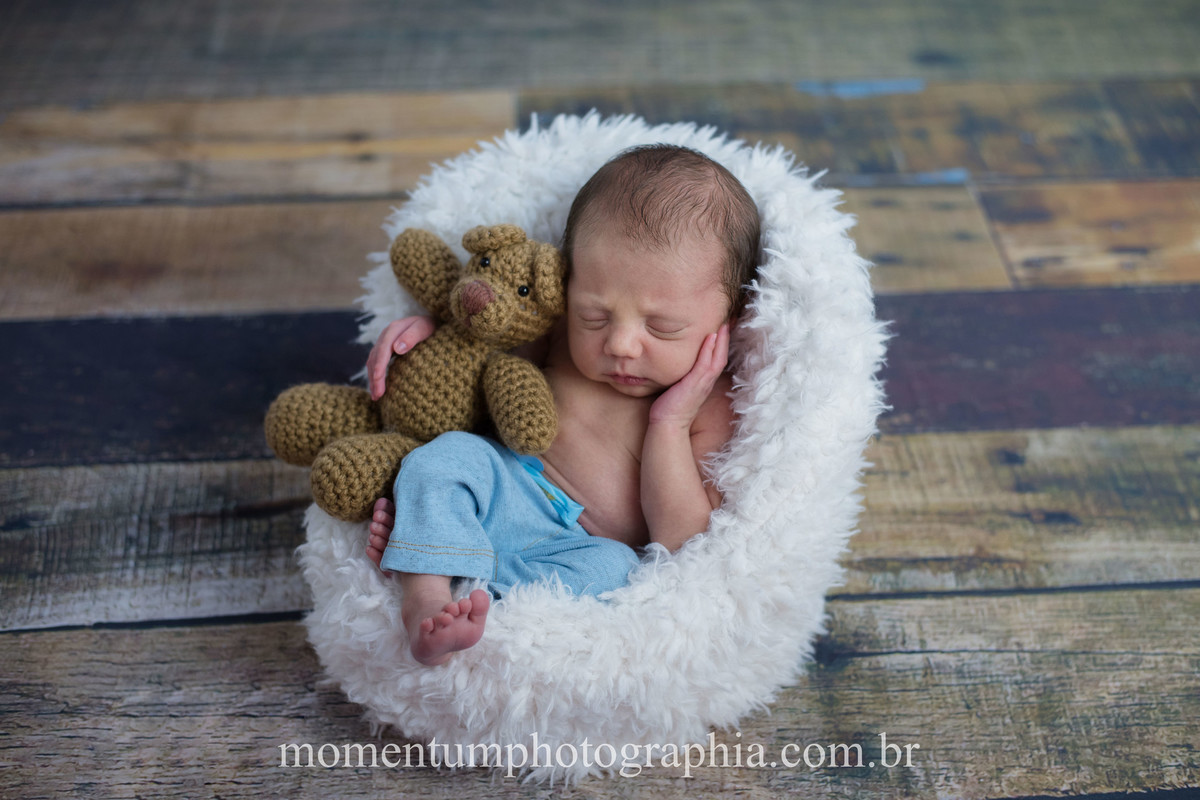 foto tirada por momentum photographia ensaio newborn em petropolis rj estudio sessao menino recem nascido