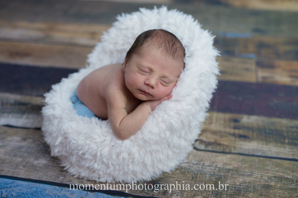 foto tirada por momentum photographia ensaio newborn em petropolis rj estudio sessao menino recem nascido