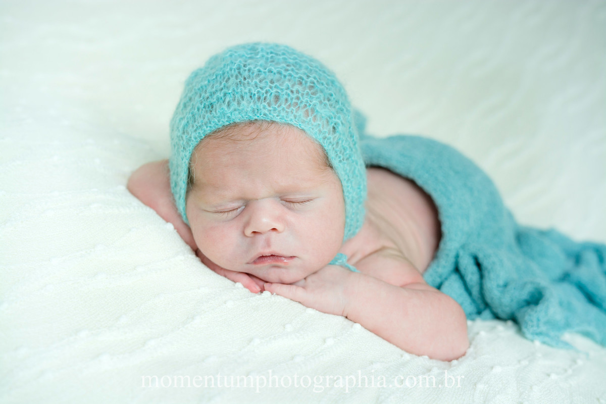 foto tirada por momentum photographia ensaio newborn em petropolis rj estudio sessao menino recem nascido