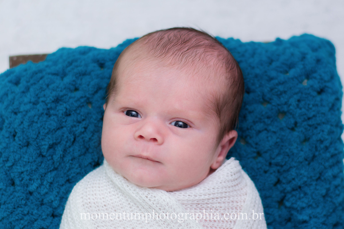 foto tirada por momentum photographia ensaio newborn em petropolis rj estudio sessao menino recem nascido