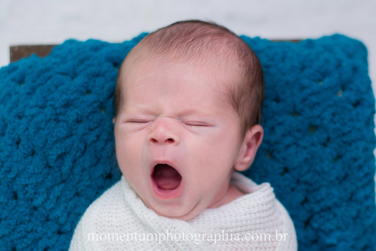 foto tirada por momentum photographia ensaio newborn em petropolis rj estudio sessao menino recem nascido