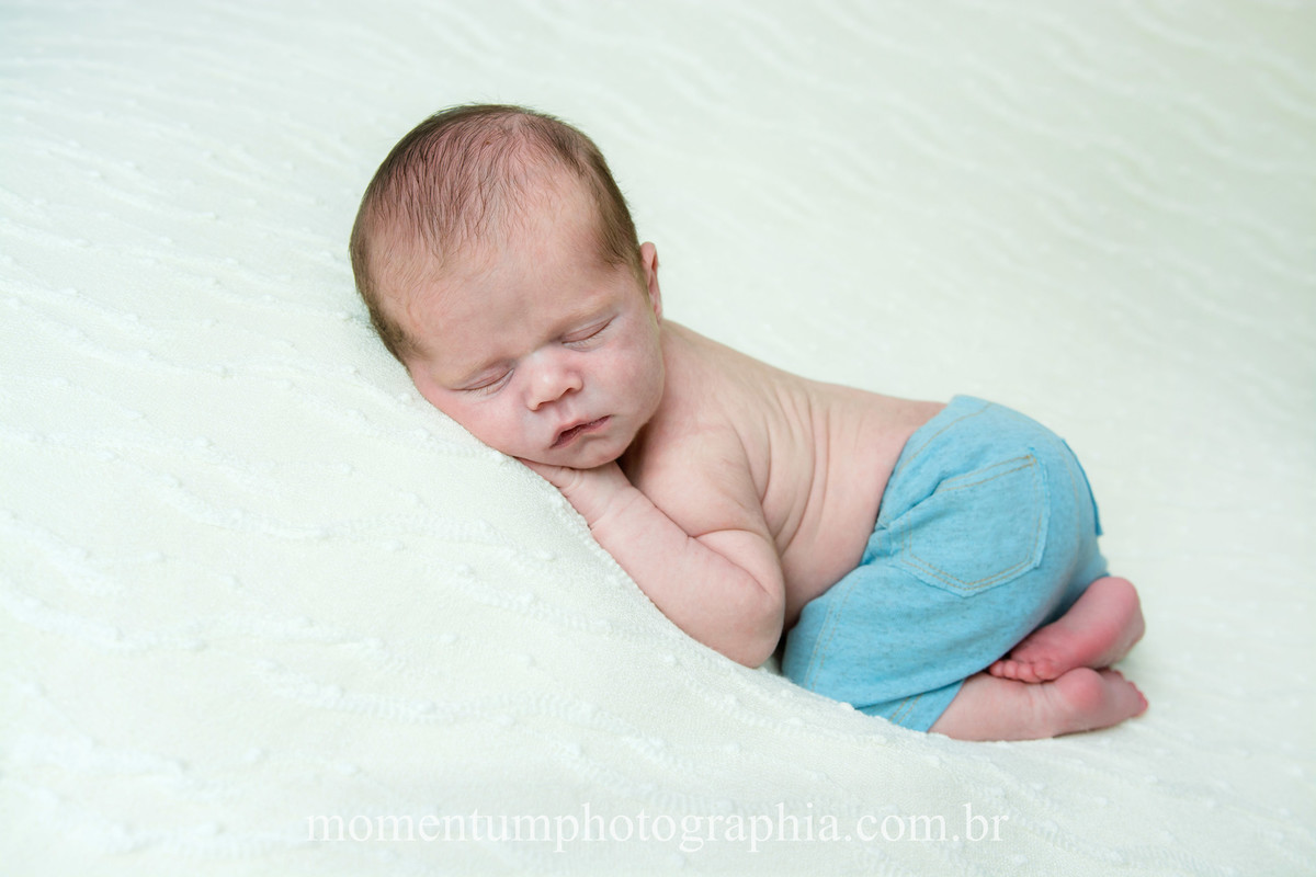foto tirada por momentum photographia ensaio newborn em petropolis rj estudio sessao menino recem nascido