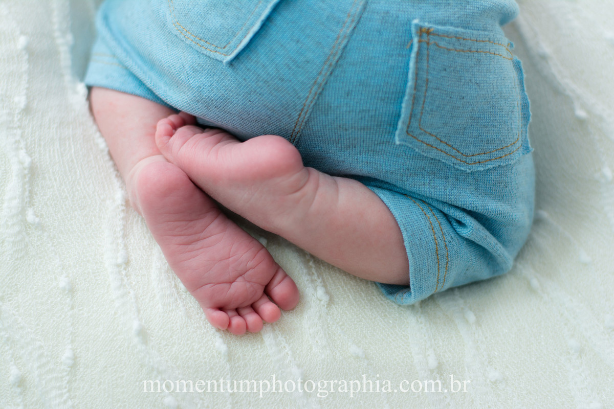 foto tirada por momentum photographia ensaio newborn em petropolis rj estudio sessao menino recem nascido